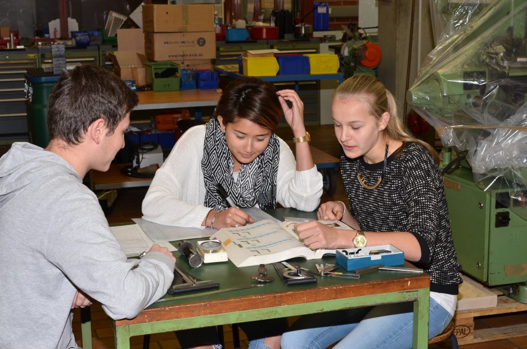 Das Foto zeigt Schüler beim Lernen