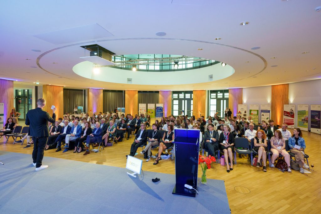 Das Foto zeigt die Teilnehmer im Saal