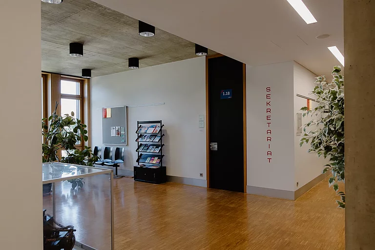 Das Foto zeigt den Wartebereich vor dem Schülersekretariat im ersten Stock des G-Gebäudes.