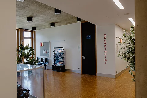 Das Foto zeigt den Wartebereich vor dem Schülersekretariat im ersten Stock des G-Gebäudes.