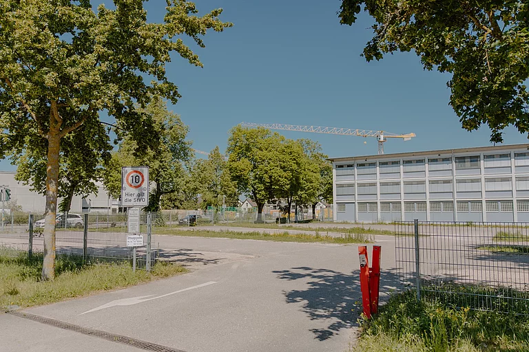Das Foto zeigt den Schülerparkplatz, der sich an der Moltkestraße Ecke Zellerstraße befindet.