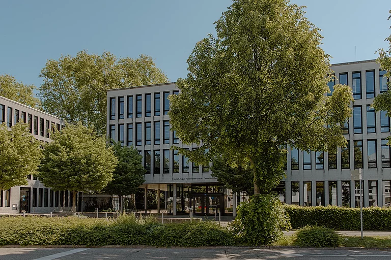 Das Foto zeigt die Ansicht des G-Gebäudes von der Moltkestraße aus.