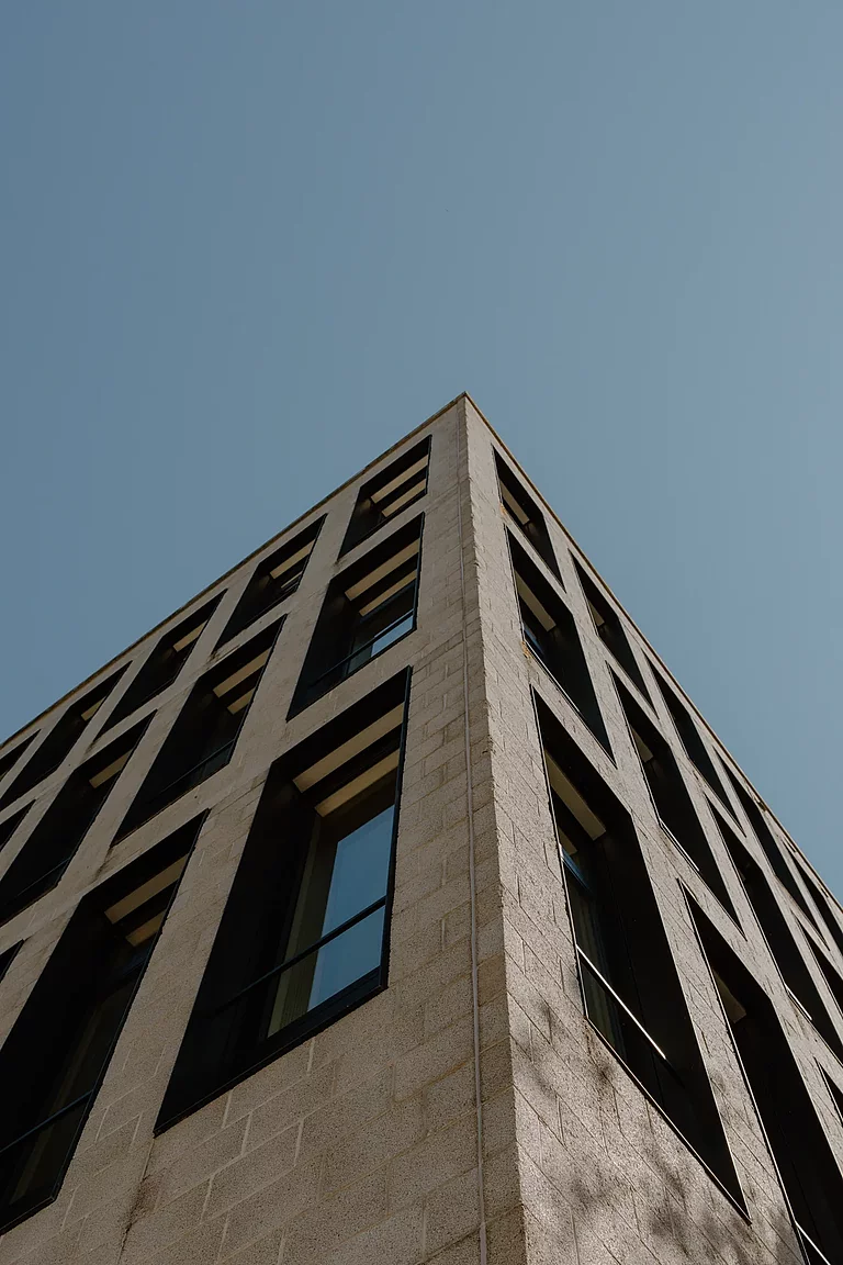Das Foto zeigt eine Detailaufnahme der Architektur des F-Gebäudes.