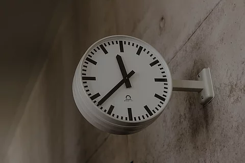 Das Foto zeigt eine an der Wand befestigte Uhr. Diese sind in allen Schulgebäuden zu finden.
