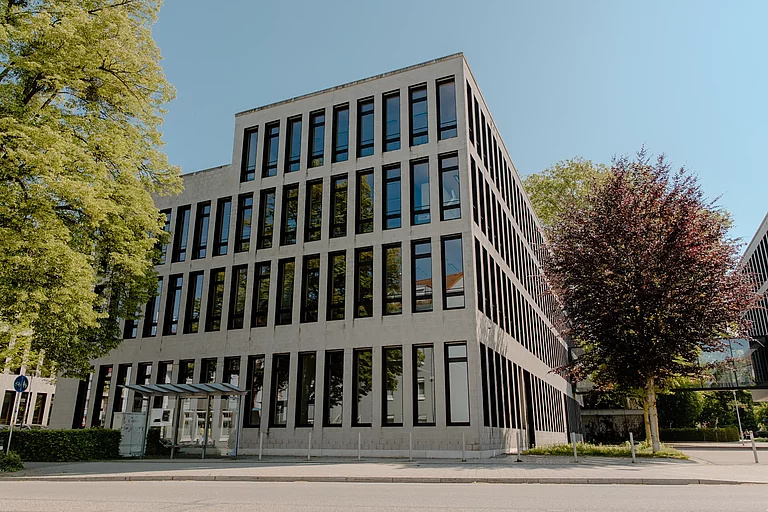 Das Foto zeigt die Ansicht des F-Gebäudes von der Moltkestraße aus.