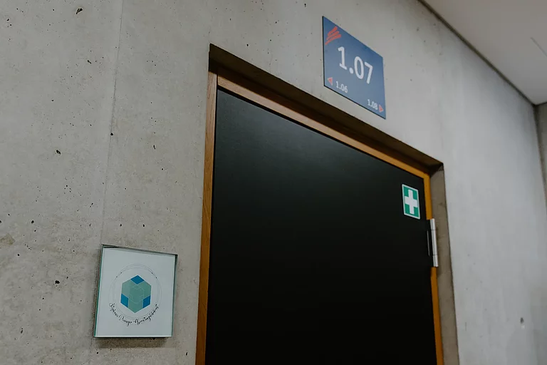 Das Foto zeigt die Eingangstür zum Zimmer der Beratungslehrerin. Der Raum hat die Nummer 1.07.