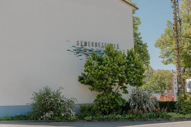 Das Foto zeigt die Ansicht des A/B-Gebäudes von der Zellerstraße aus.