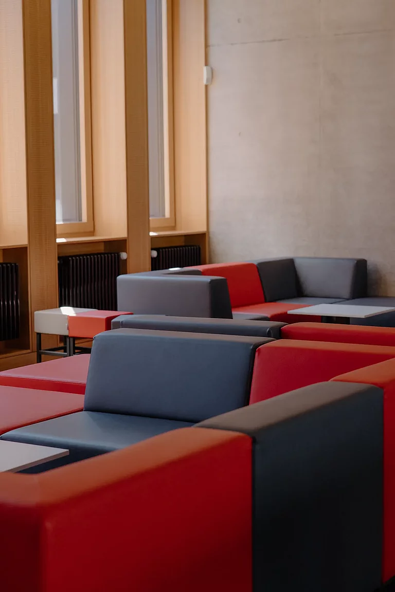 Das Foto zeigt eine Detailaufnahme der Sofas in der Mensa des E-Gebäudes.