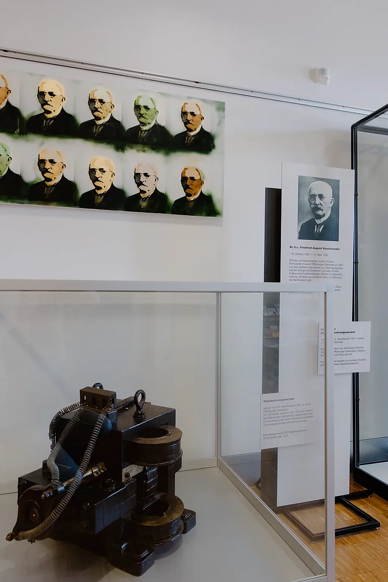 Das Foto zeigt eine Vitrine, in der ein Motor ausgestellt wird.