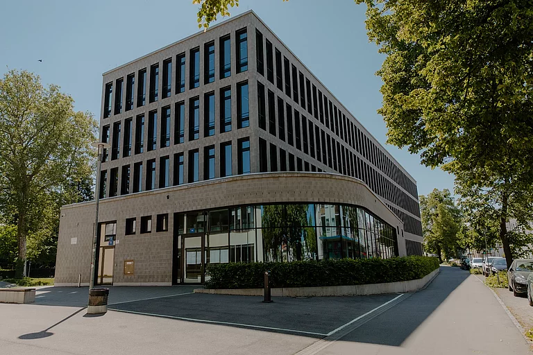 Das Foto zeigt die Ansicht des E-Gebäudes von der Moltkestraße aus.