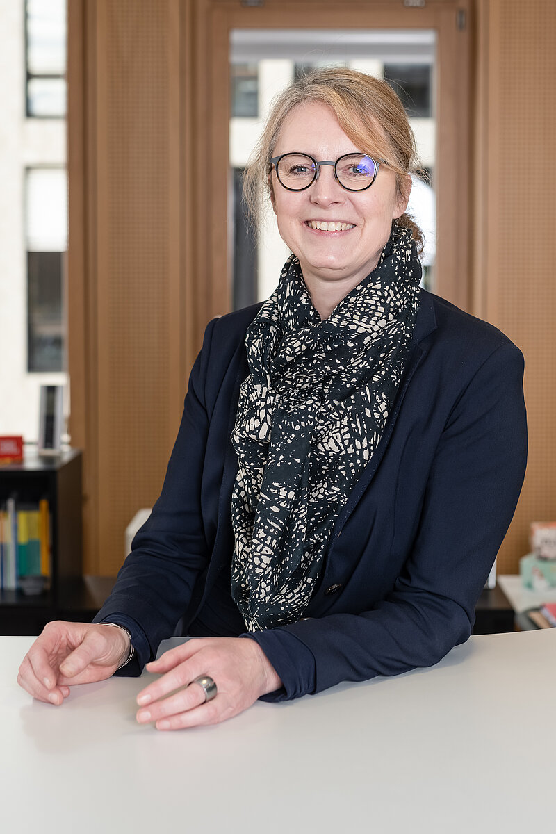 Auf dem Foto sieht man die Schulleiterin Dr. Tanja Drössel.