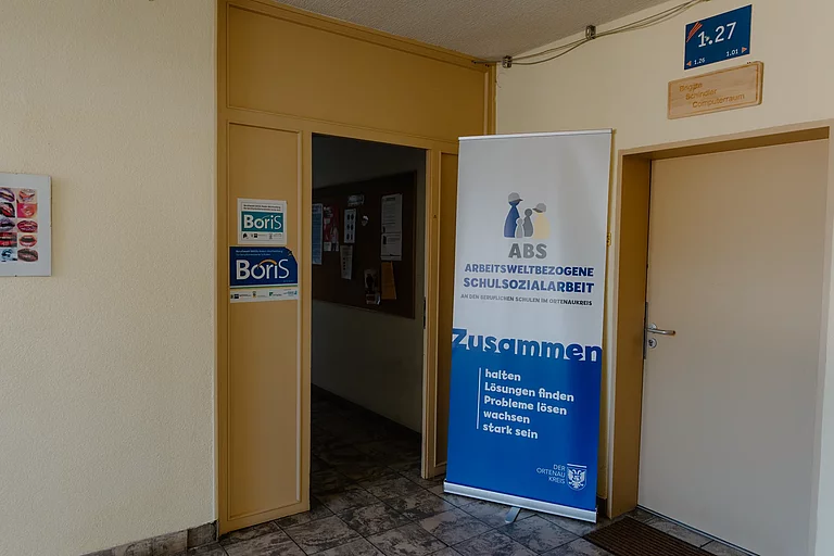 Das Foto zeigt den Eingang in den Bereich der Schulsozialarbeit im A/B-Gebäude.