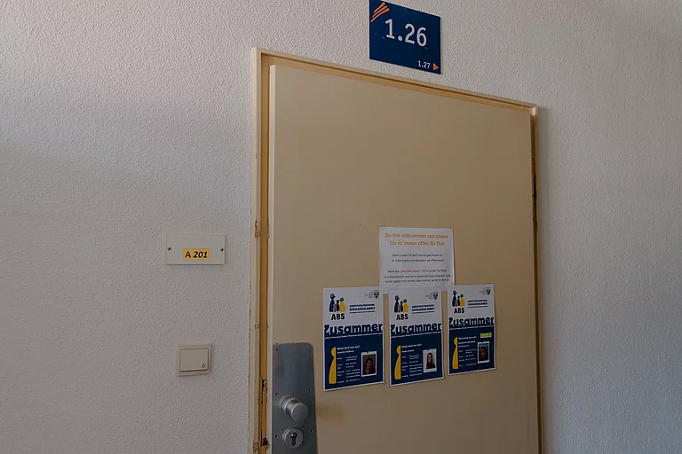Das Bild zeigt die Eingangstür zu einem Büro der Schulsozialarbeit im A/B-Gebäude.