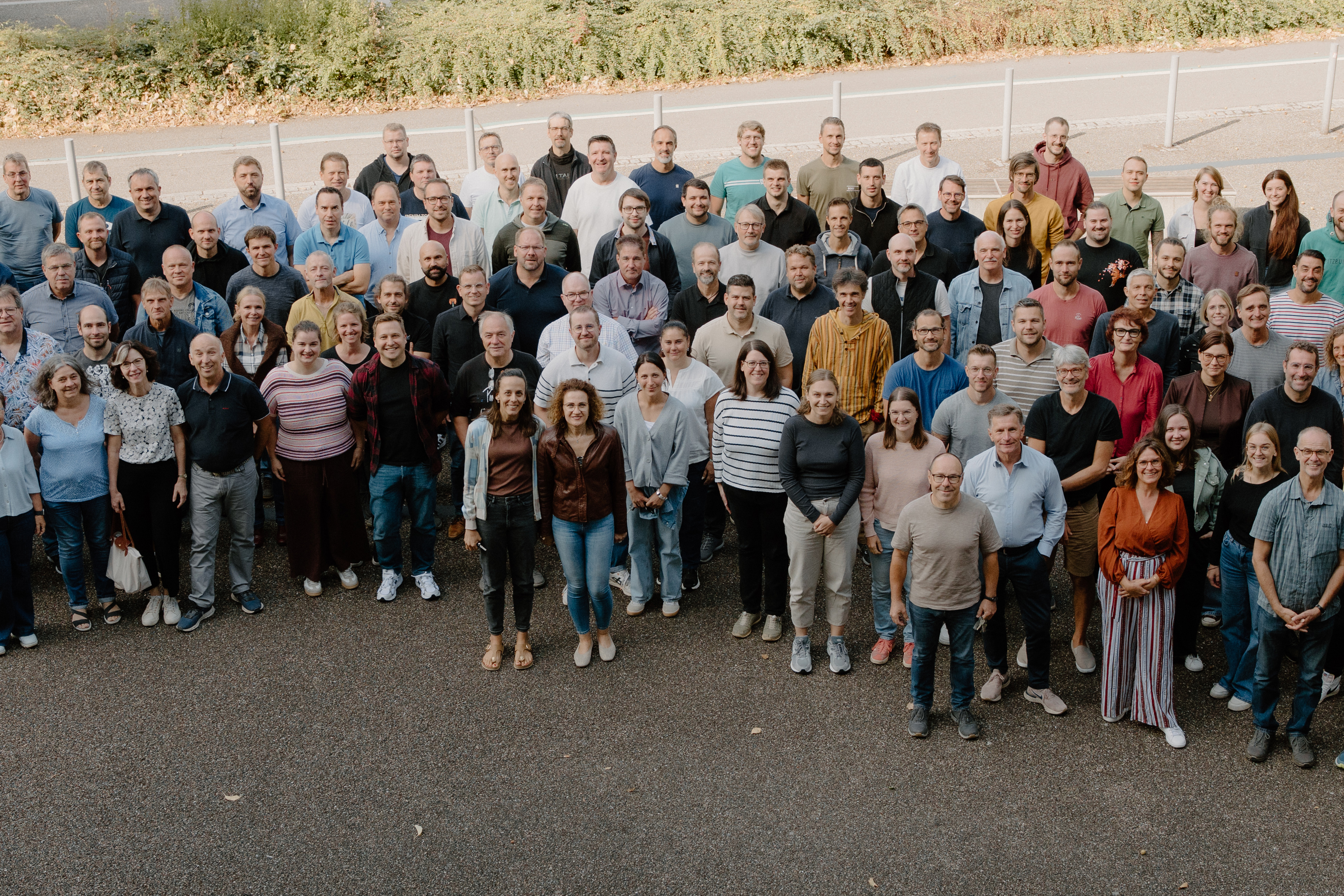 Das Foto zeigt ein Gruppenbild der Lehrerinnen und Lehrer unserer Schule.