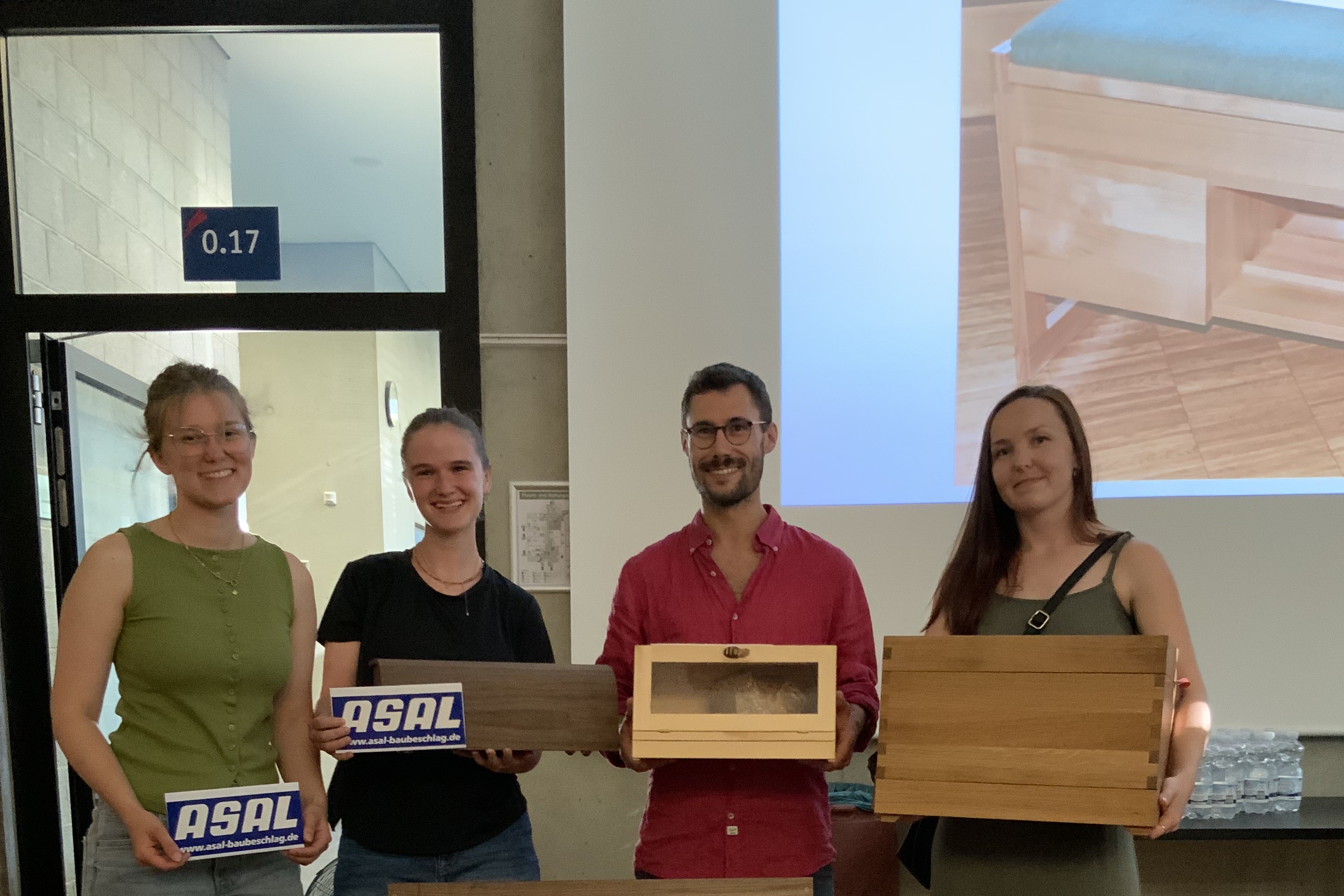 Ausgezeichnete Handwerkskunst: v.l Tanja Heizmann (Schreinerei Huschle, Gutach), Vesna Ramsteiner (Schreinerei Manfred Lehmann, Zell am Harmersbach), Kilias Knispel (Holzfreigeist, Mahlberg) und Frauke Hemmes (Schreinerei Frank Sälinger, Offenburg).