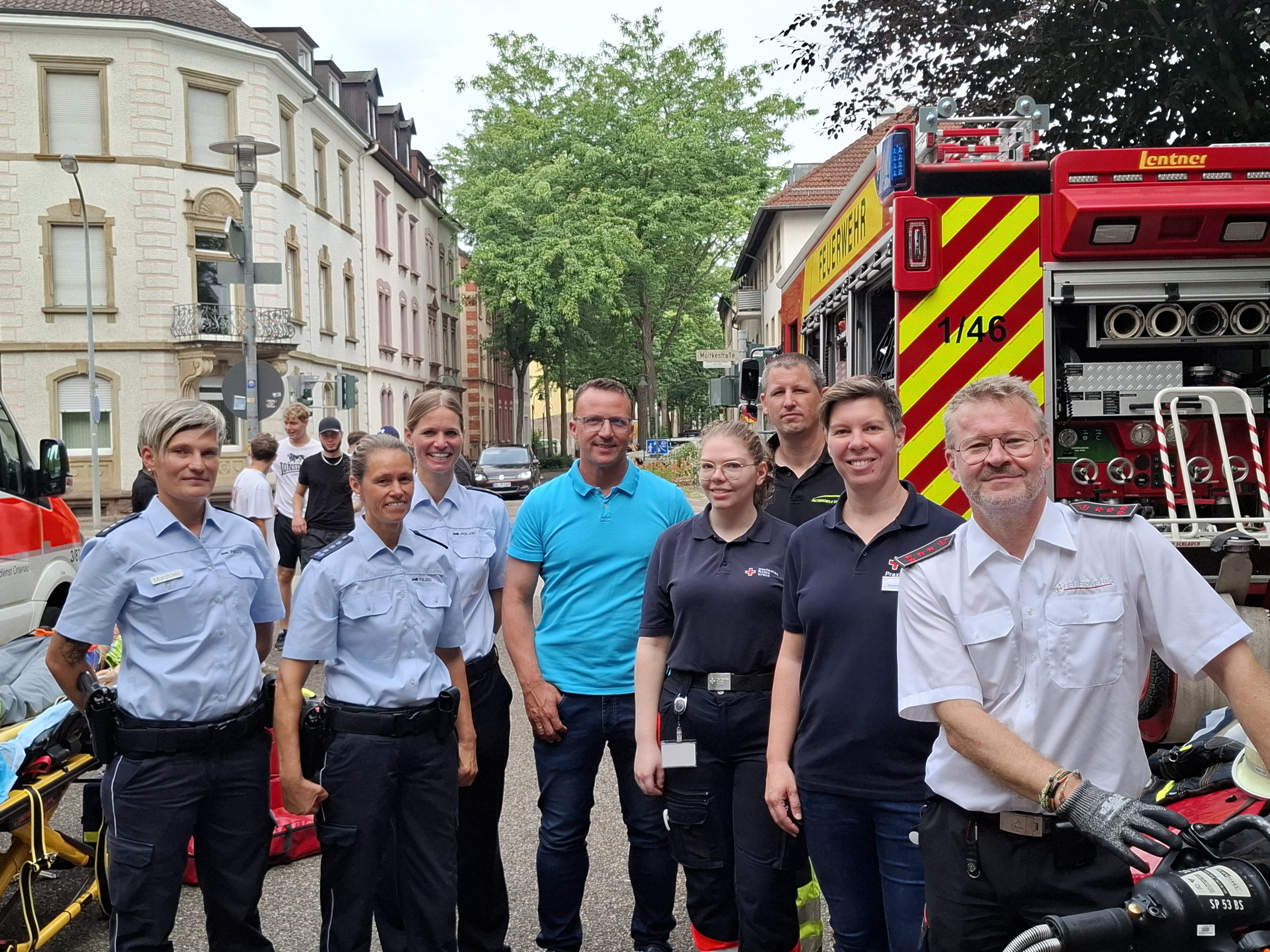 Das Foto zeigt v.l. Kathrin Muratovic, Sandra Müller, Helena Kucher, Tobias Sester von Referat »Prävention« des Polizeipräsidiums Offenburg, Doreen Himmelsbach (Notfallsanitäter-Auszubildende beim DRK), Abschleppunternehmer Marco Dürr, Mariska Steinmann (Praxisanleiterin beim DRK) und Wolfgang Schreiber von der Feuerwehr Offenburg.