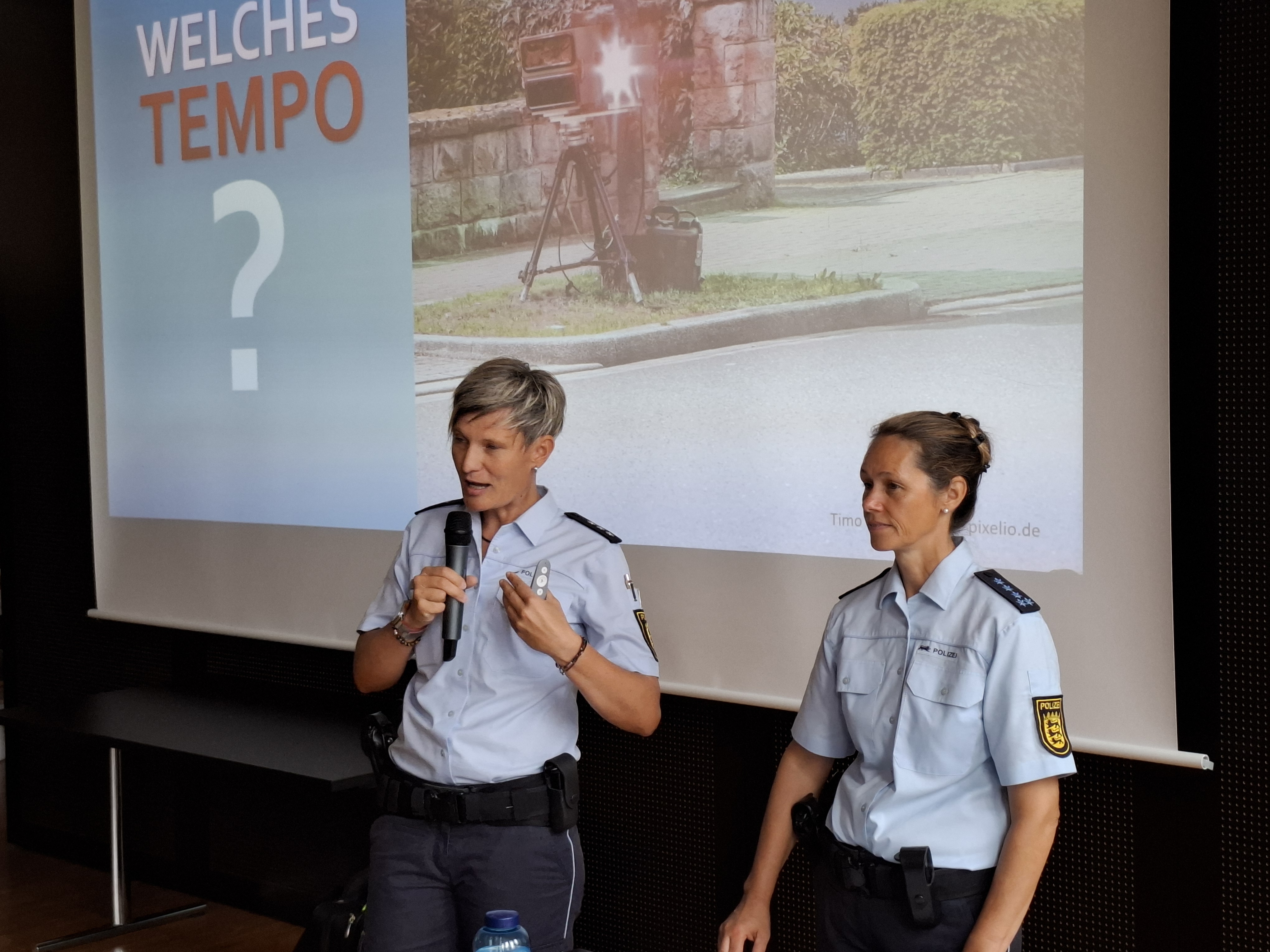 Das Foto zeigt v.l. Kathrin Muratovic und Sandra Müller vom Referat »Prävention« des Polizeipräsidiums Offenburg.