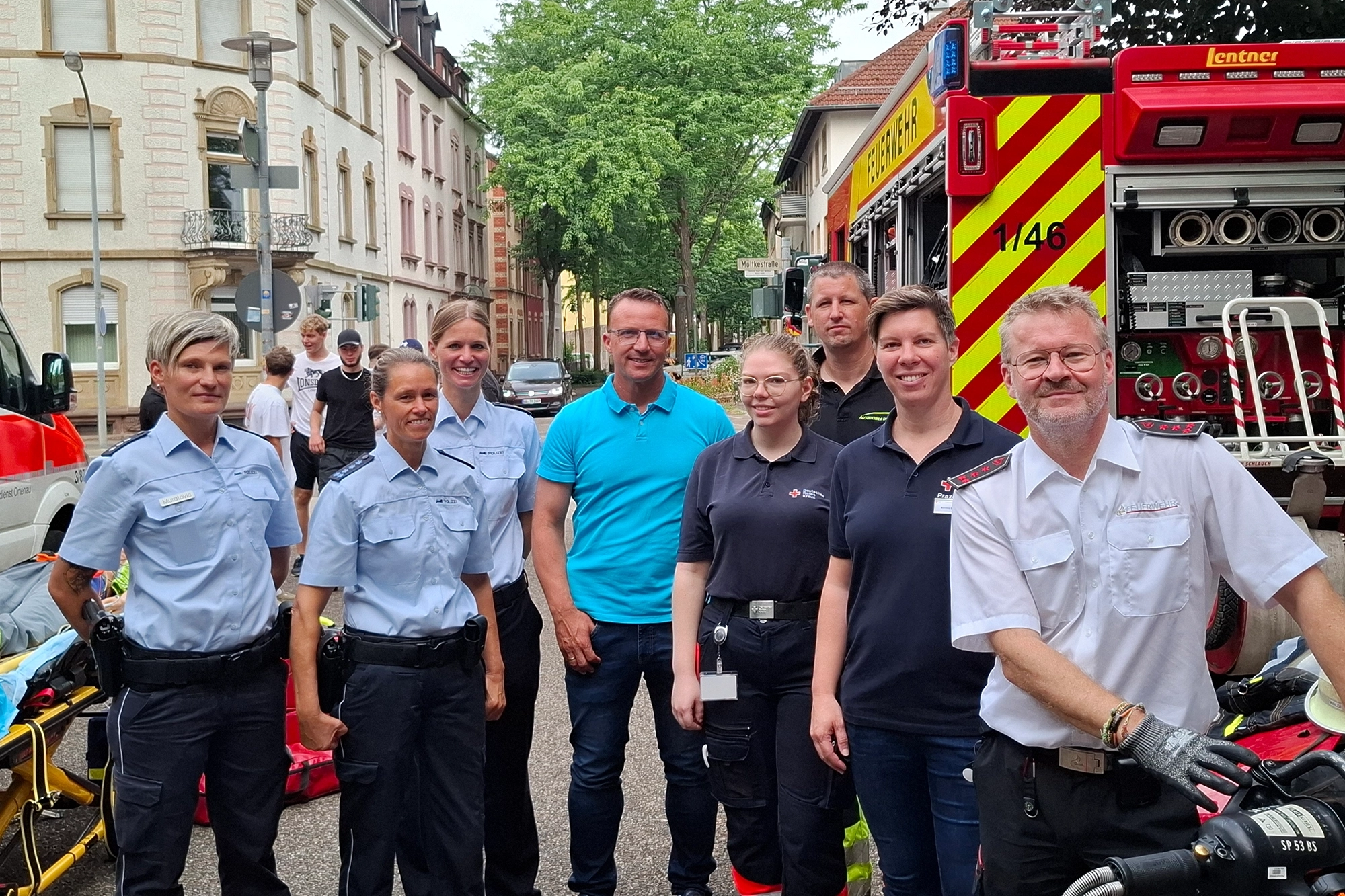 Das Foto zeigt v.l. Kathrin Muratovic, Sandra Müller, Helena Kucher, Tobias Sester von Referat »Prävention« des Polizeipräsidiums Offenburg, Doreen Himmelsbach (Notfallsanitäter-Auszubildende beim DRK), Abschleppunternehmer Marco Dürr, Mariska Steinmann (Praxisanleiterin beim DRK) und Wolfgang Schreiber von der Feuerwehr Offenburg.