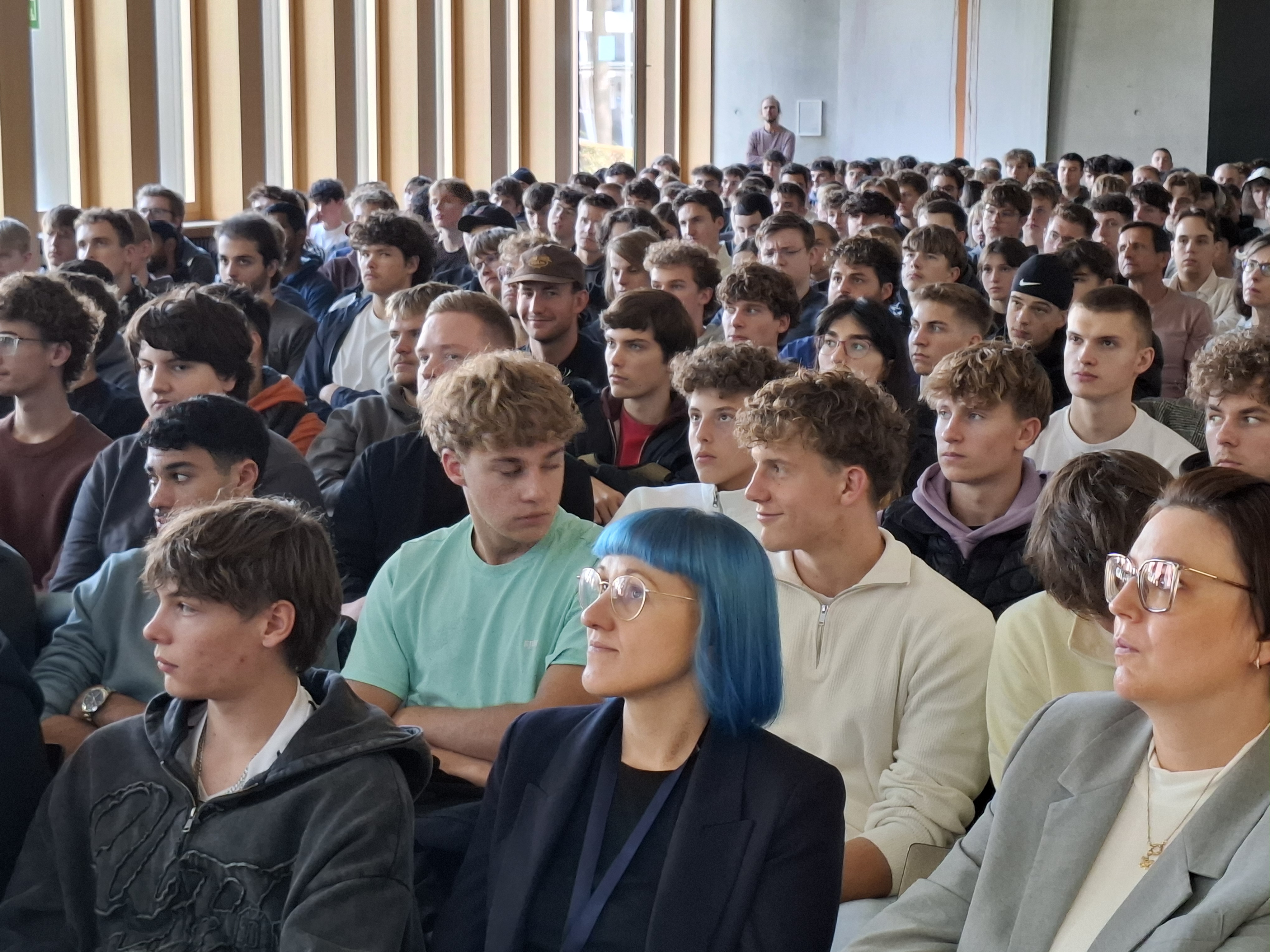 Schülerinnen und Schüler beim Vortrag von Katrin Himmler in der GS Offenburg.
